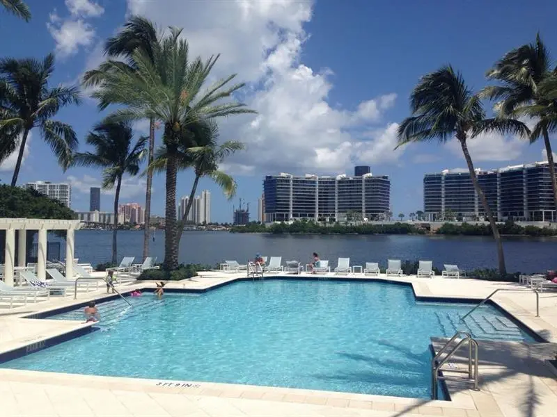 Aventura, FL 33160,3255 NE 184th St #12218