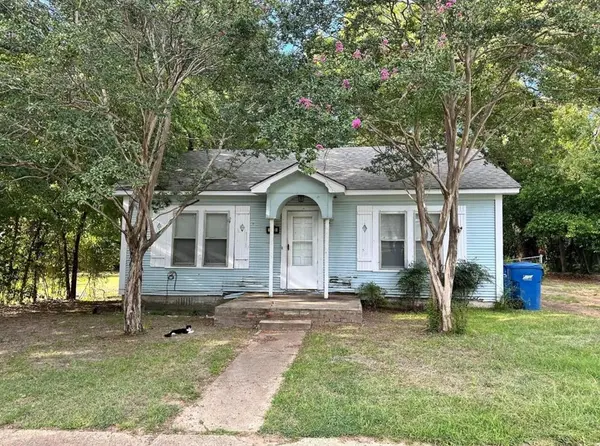 305 E Bradford Street, Troup, TX 75789