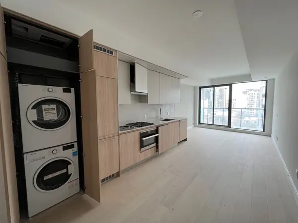 Toronto C08, ON M4Y 0C5,81 Wellesley ST E #1006