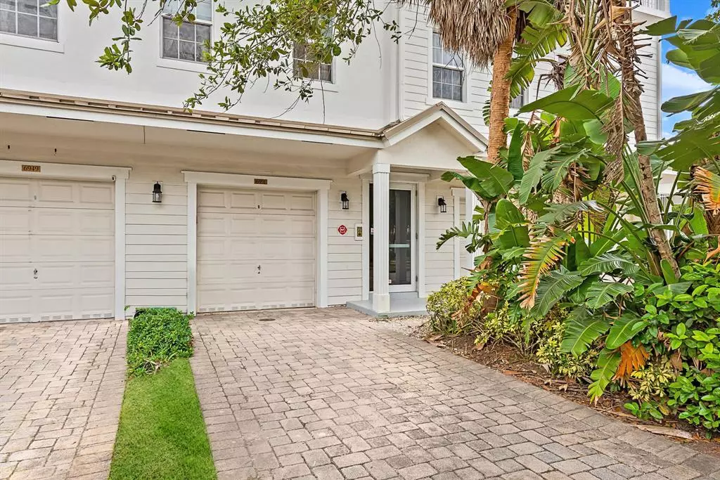 Davie, FL 33314,6951 Lakeside Circle N #216-2