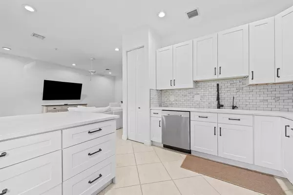 Davie, FL 33314,6951 Lakeside Circle N #216-2