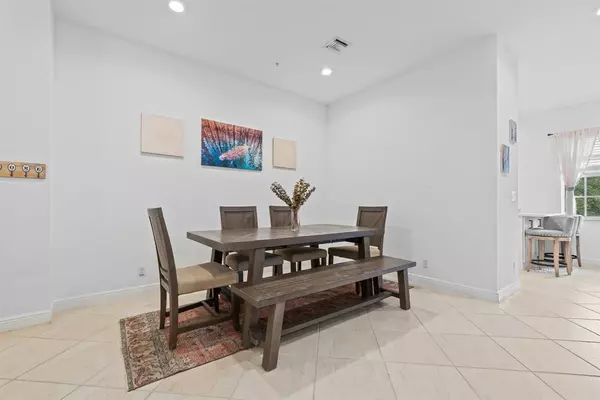 Davie, FL 33314,6951 Lakeside Circle N #216-2