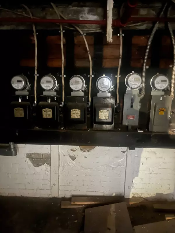 Toronto W01, ON M6K 1H5,1384 KING ST W