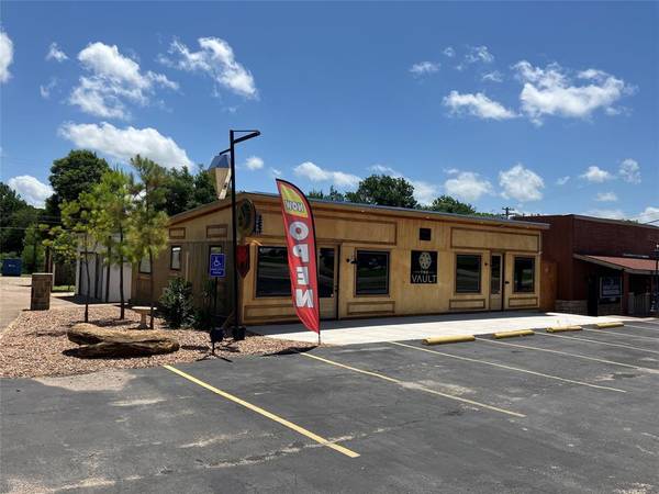 202 N Parkway Drive, Alvarado, TX 76009