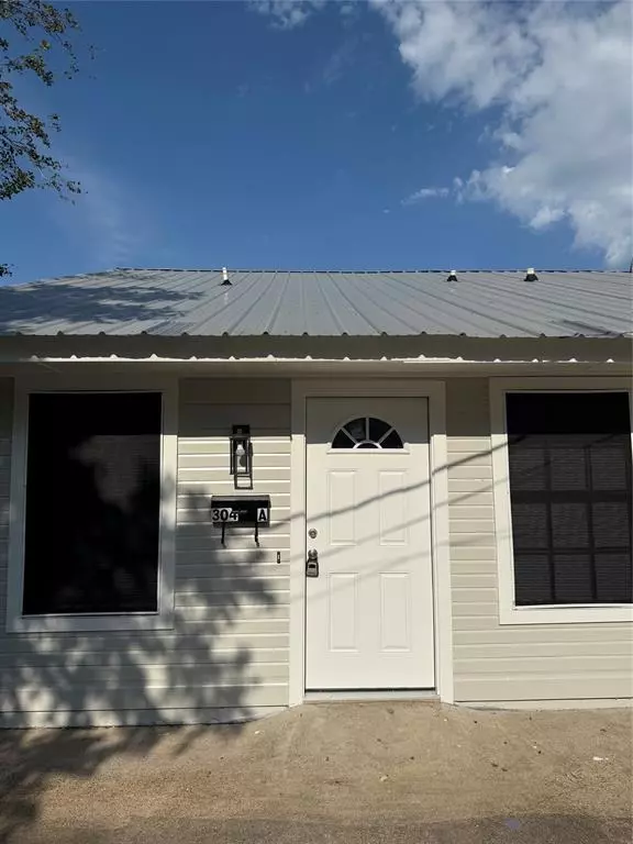 Kaufman, TX 75142,304 E Hickory Street #A