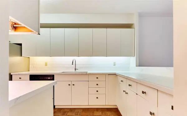 Toronto C02, ON M5R 2E2,18A Hazelton AVE #306