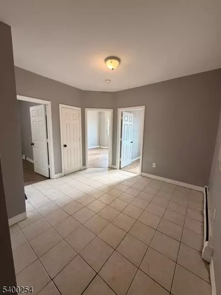 266 1St St #3, Elizabeth City, NJ 07206