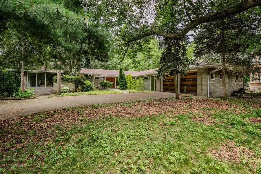 3 Edgehill RD, Toronto W08, ON M9A 4N1