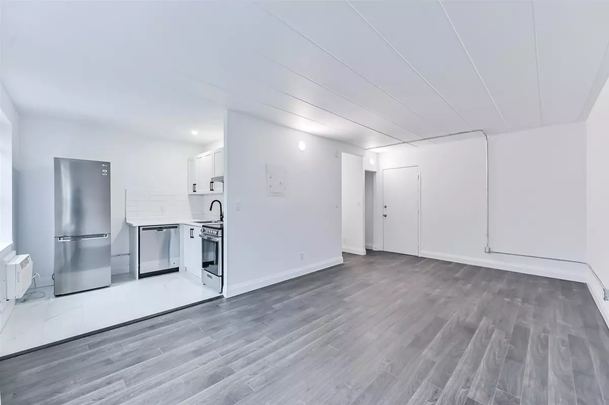 Toronto E03, ON M4J 2A1,325 Sammon AVE #207