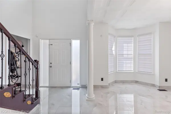 Macomb, MI 48044,21377 Waverly DR