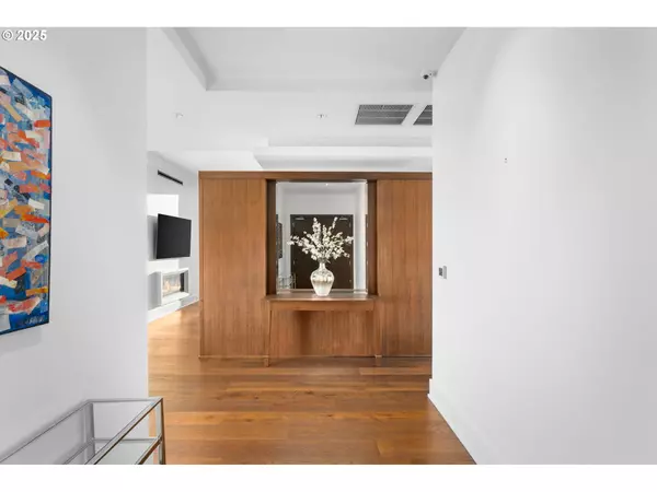 Portland, OR 97209,1001 NW LOVEJOY ST #PH-3