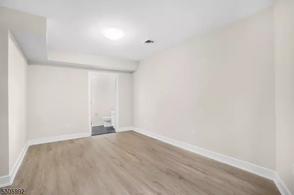 Morristown Town, NJ 07960,42 Spring St #203