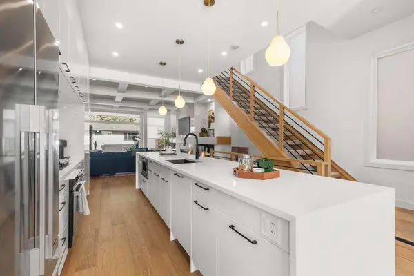 Calgary, AB T2N 0N9,2326 4 AVE NW