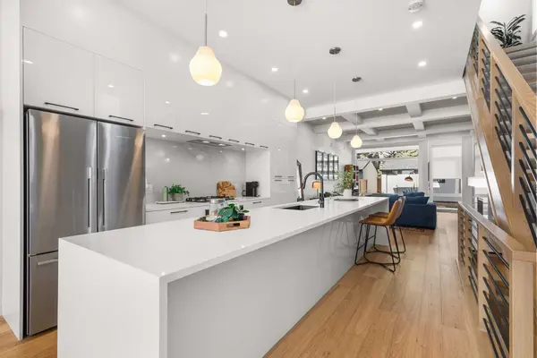 Calgary, AB T2N 0N9,2326 4 AVE NW