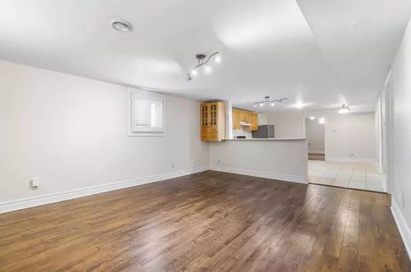 Newmarket, ON L3X 1L3,912 Tegal PL #Basement