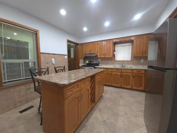 5 Rideau AVE, Toronto W01, ON M6K 1S1