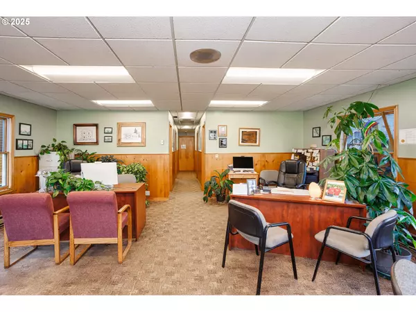 Vernonia, OR 97064,953 BRIDGE ST