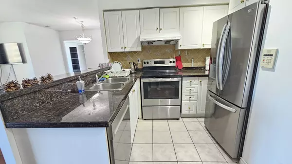 Toronto C07, ON M2N 2E3,7 Lorraine DR #1516