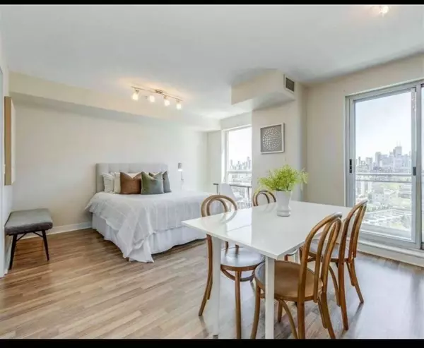 Toronto C01, ON M6K 3S1,80 Western Battery RD N #1409