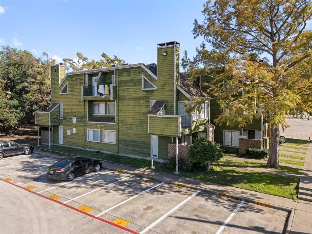 Dallas, TX 75243,9831 Walnut Street #205