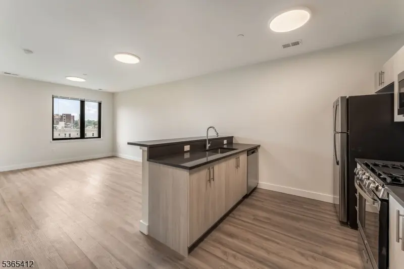 72 S  Essex Ave #203, City Of Orange Twp., NJ 07050