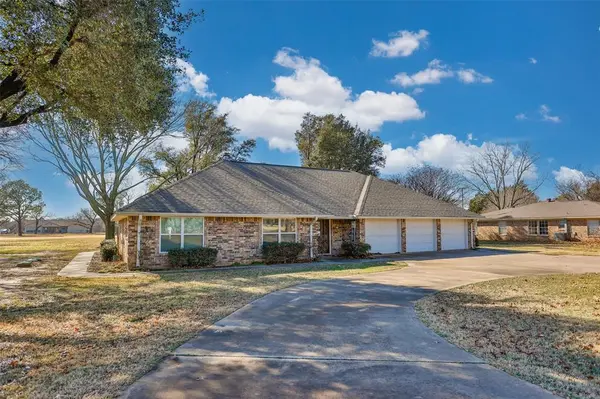 230 Navajo Trail, Lake Kiowa, TX 76240