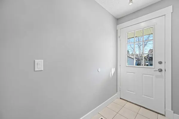 Calgary, AB T3J 1Y6,128 Castlegreen Close NE