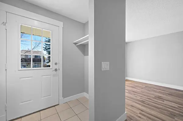 Calgary, AB T3J 1Y6,128 Castlegreen Close NE