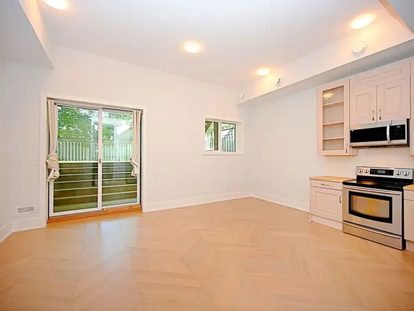 Mississauga, ON L5G 3K6,50B Woodlawn AVE