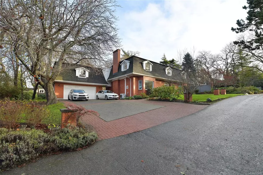 611 Island Rd, Oak Bay, BC V8S 2T7