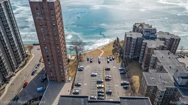 Detroit, MI 48214,8120 E JEFFERSON AVE #5A