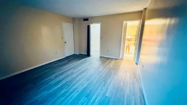 Lauderhill, FL 33319,4170 Inverrary Dr #105