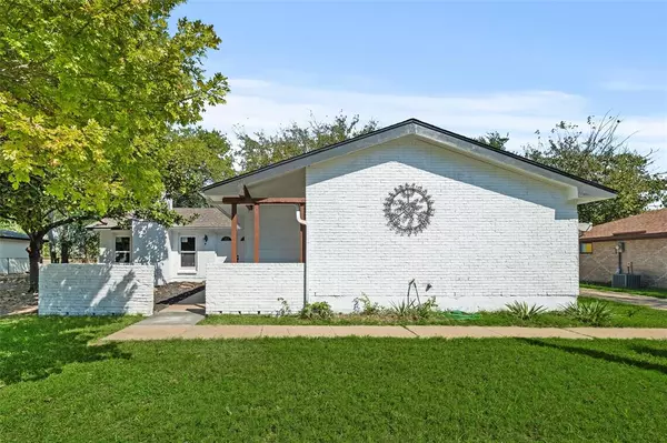 707 Live Oak Court, Red Oak, TX 75154