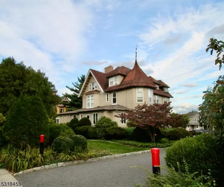 Montclair Twp., NJ 07042,39 A N Mountain Ave #2A