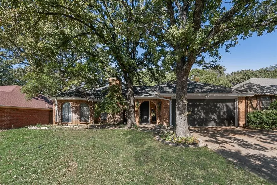2111 Turf Club Drive, Arlington, TX 76017