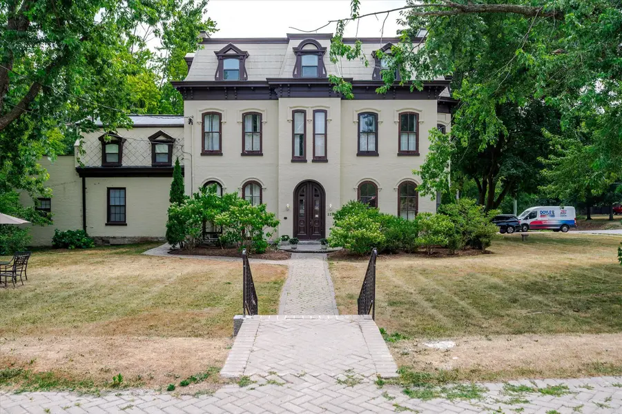 236 Burnham ST, Peterborough, ON K9H 1T1