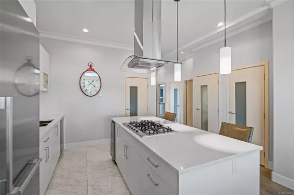 Nanaimo, BC V9R 5H2,10 Chapel St #404