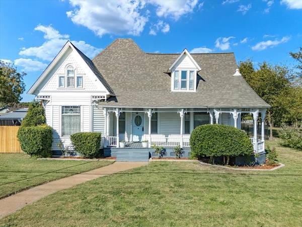 305 E Shoemaker Street,  Decatur,  TX 76234