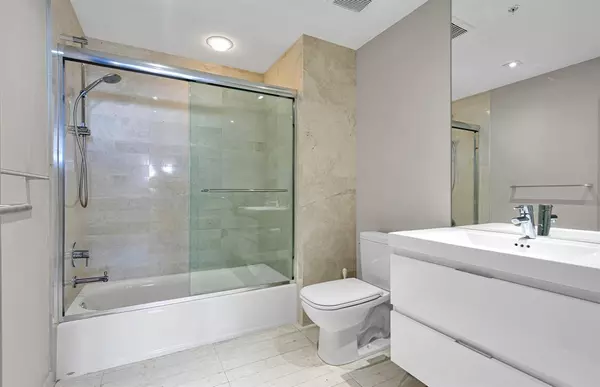 North Miami Beach, FL 33160,17111 Biscayne Blvd #1702