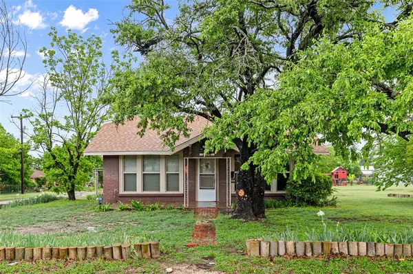 302 W Grogan Street, Hamilton, TX 76531