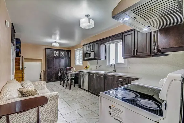 Brampton, ON L6V 3G5,338 Royal Salisbury WAY #Upper Unit