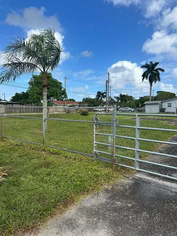 West Palm Beach, FL 33417,1600 Breezy Ln