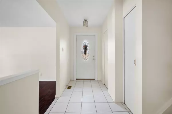 Pickering, ON L1W 1X4,727 Kingfisher DR