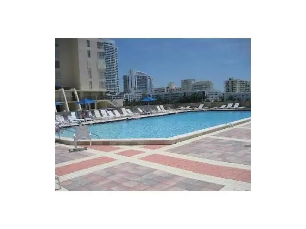 Miami Beach, FL 33140,4101 Pine Tree Dr #709