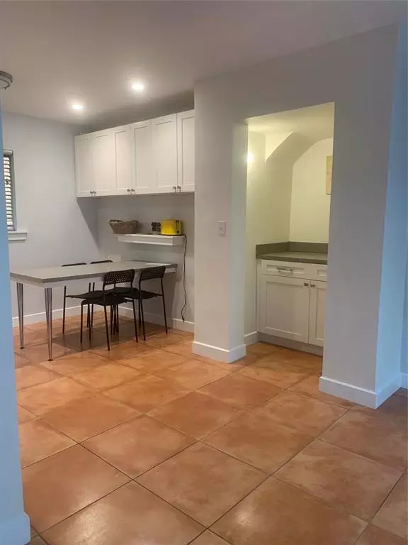 Fort Lauderdale, FL 33311,907 NW 4th St #1