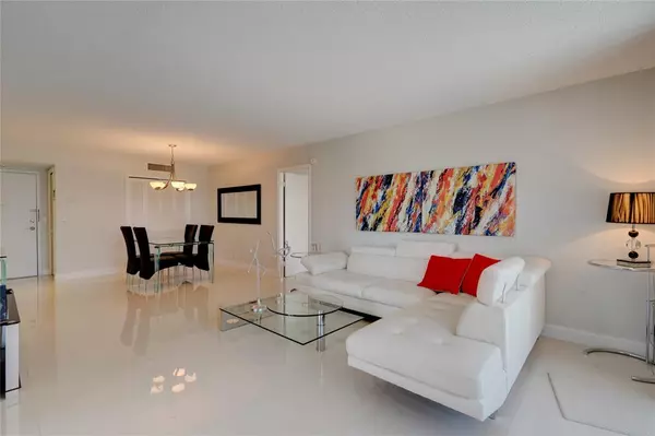 Lauderdale By The Sea, FL 33062,2000 S Ocean Blvd #2L