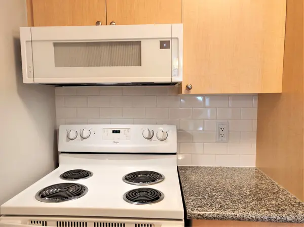 Toronto W02, ON M6P 5A1,60 Heintzman ST #432