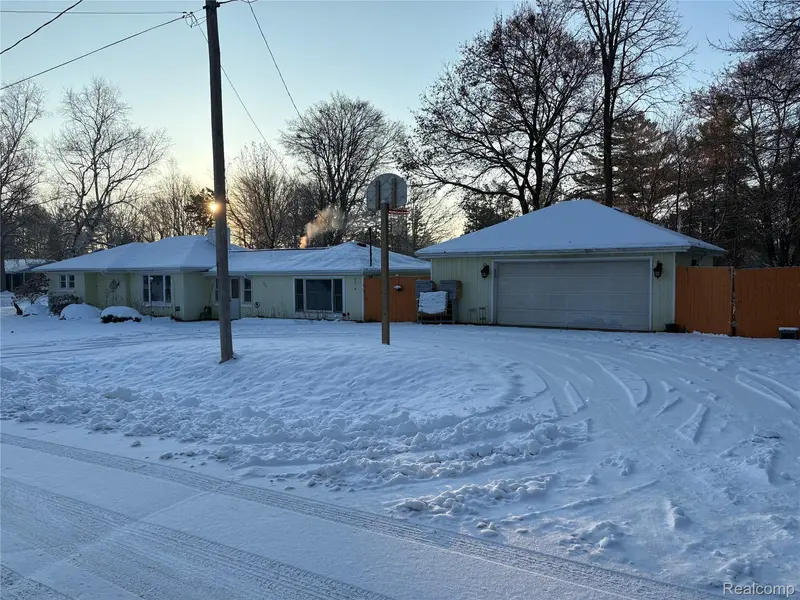 2374 Bradford DR, Grand Blanc, MI 48507