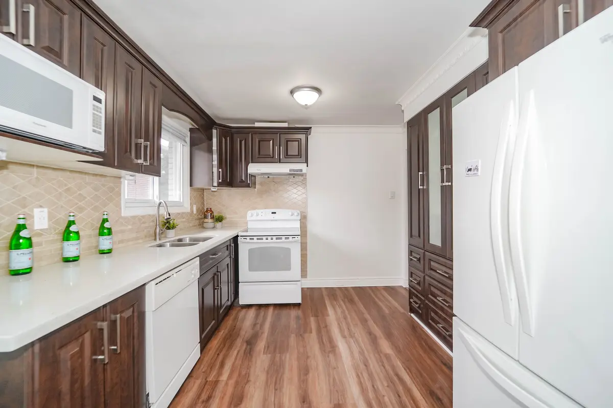 Toronto C15, ON M2M 2Z7,8 Topaz Gate