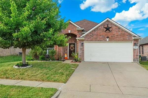 925 Gillon Drive,  Arlington,  TX 76001